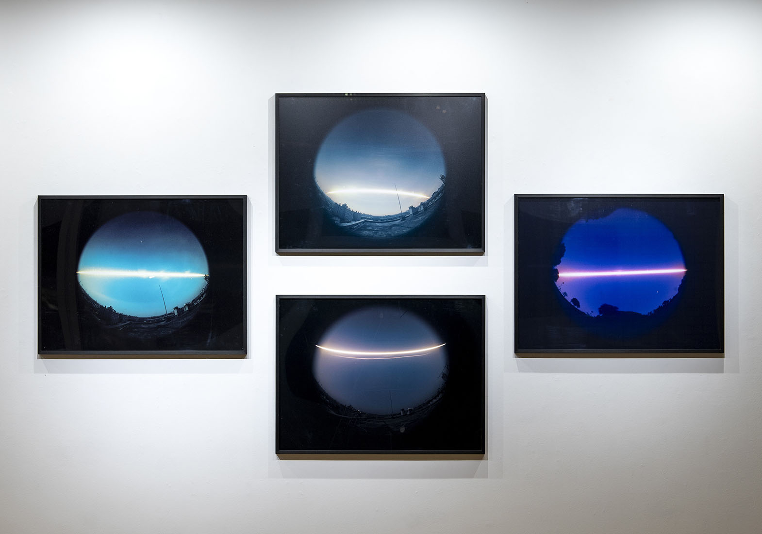 野村仁《曲がった大気中の自転 :四季》1985 / 2008|写真 4点組|各 63.5 x 84 cm|撮影:福永一夫