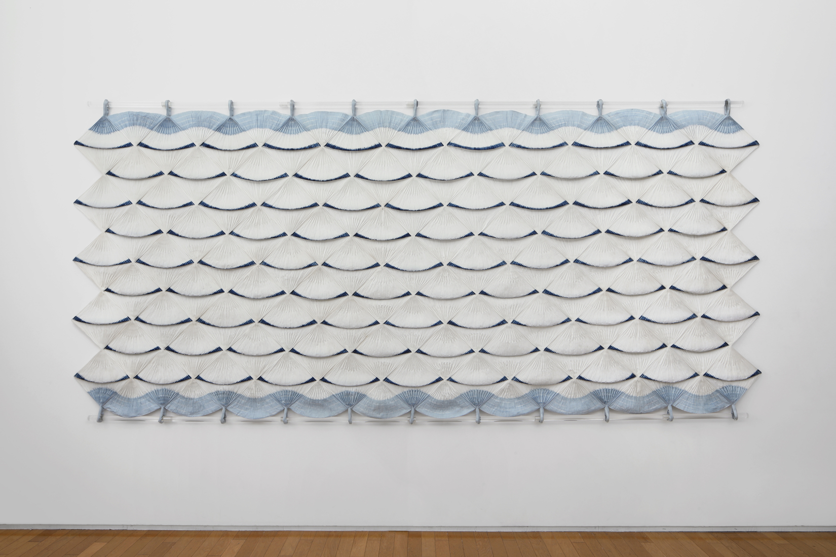 《風のなごり》トルファン綿、藍 | 浸し染、養老絞、プリーツ絞、脱色染/180 x 400 cm/1987 撮影: 来田猛