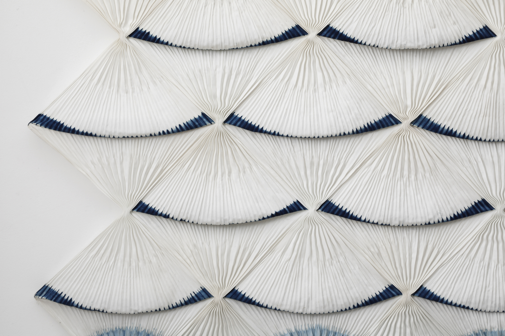 《風のなごり》(部分)トルファン綿、藍 | 浸し染、養老絞、プリーツ絞、脱色染/180 x 400 cm/1987 撮影: 来田猛