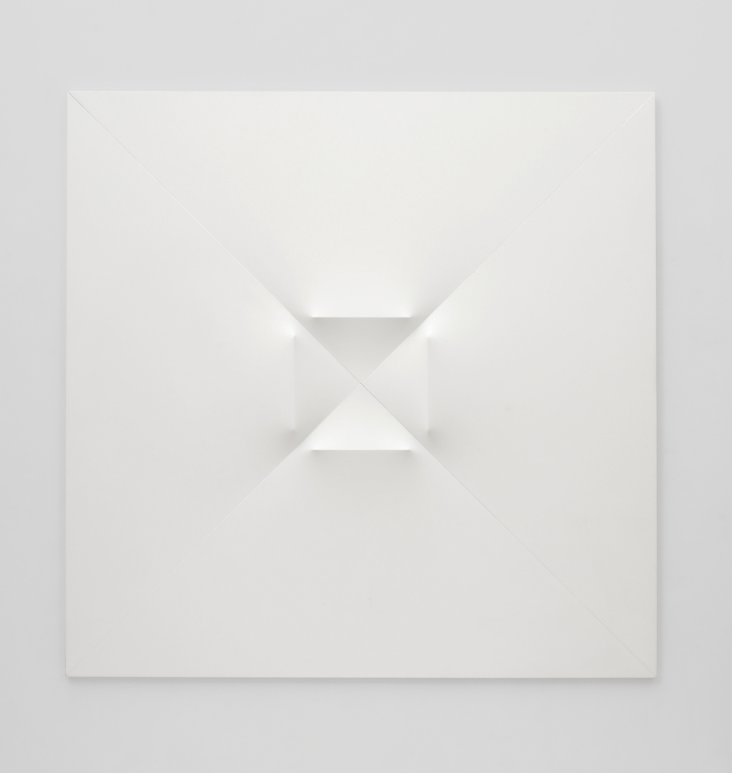 《Work/e - 四つの線分》
アクリル、綿布、木型|182 x 182 x 8.5 cm|1965/2025|撮影: 来田猛