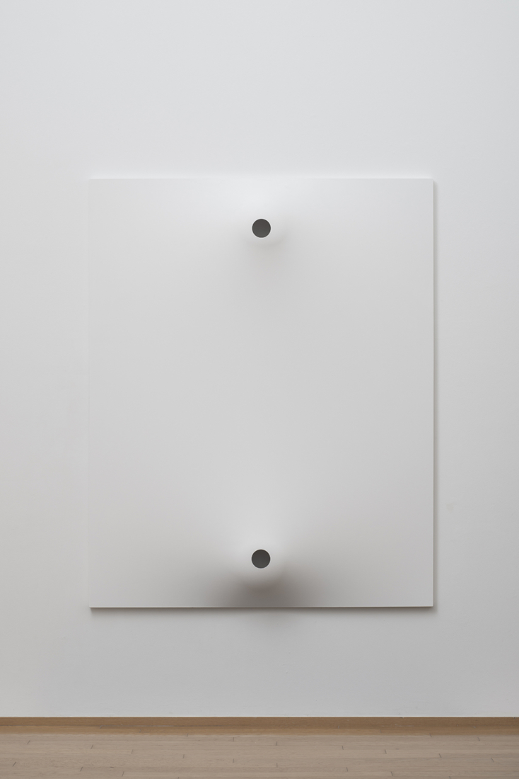 《白のセ レモニー C》アクリル、綿布、プラスチック型|162 x 130.3 x 20 cm|1966/2012|撮影: 表恒匡